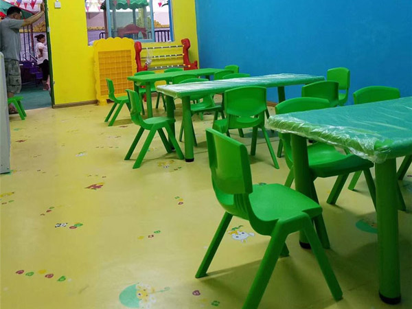 幼儿园桌椅是什么颜色会比较吸引孩子